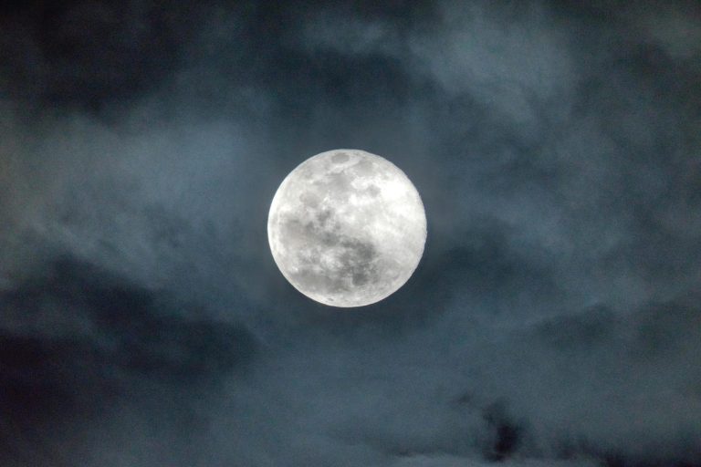 lune avec des nuages 