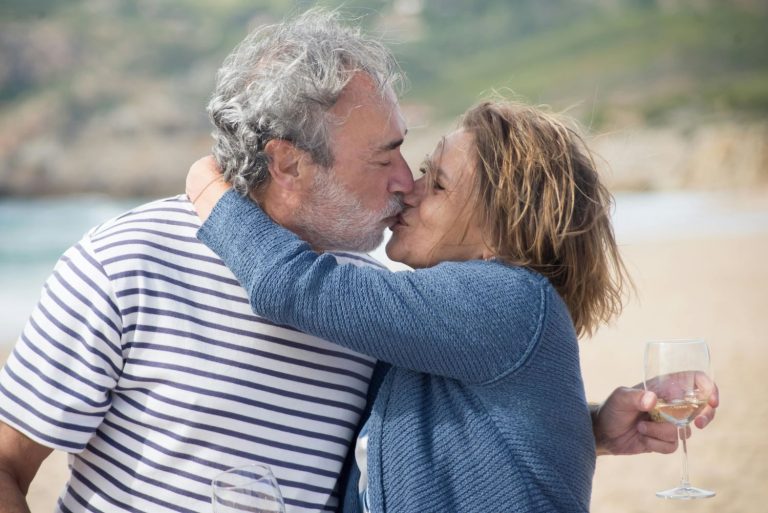 Une couple de quinca qui s'embrassent dans la nature