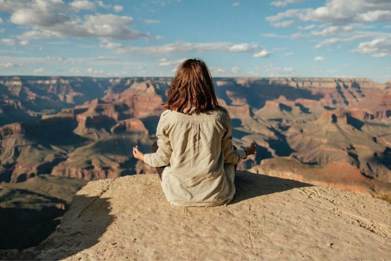 Une femme qui dort, on ne voit que ses pieds, des bulles de pensées où elle s'imagine faire du yoga 