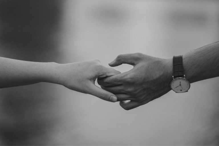 La main d'un homme et d'une femme qui se tiennent en noir et blanc