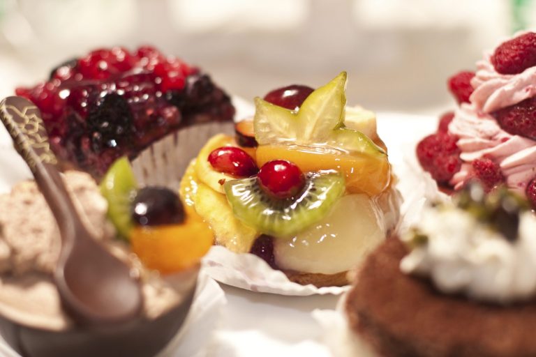 Des patisseries avec des fruits, de la crême